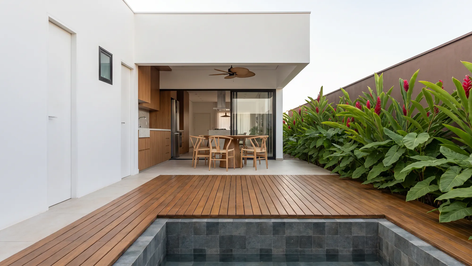 Deck com piscina e varanda gourmet de residência de alto padrão executada pela Andrade Dias em Atibaia