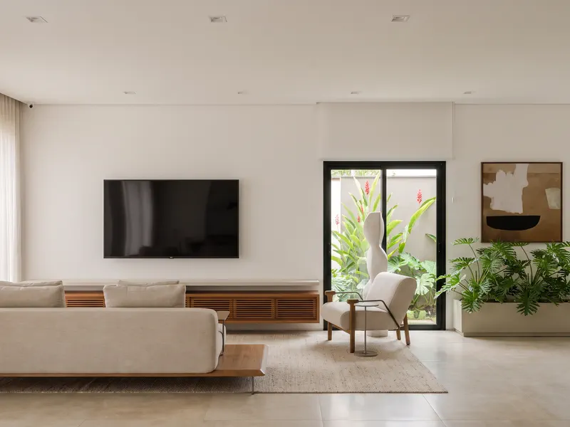 Sala de estar integrada ao jardim, com marcenaria sob medida