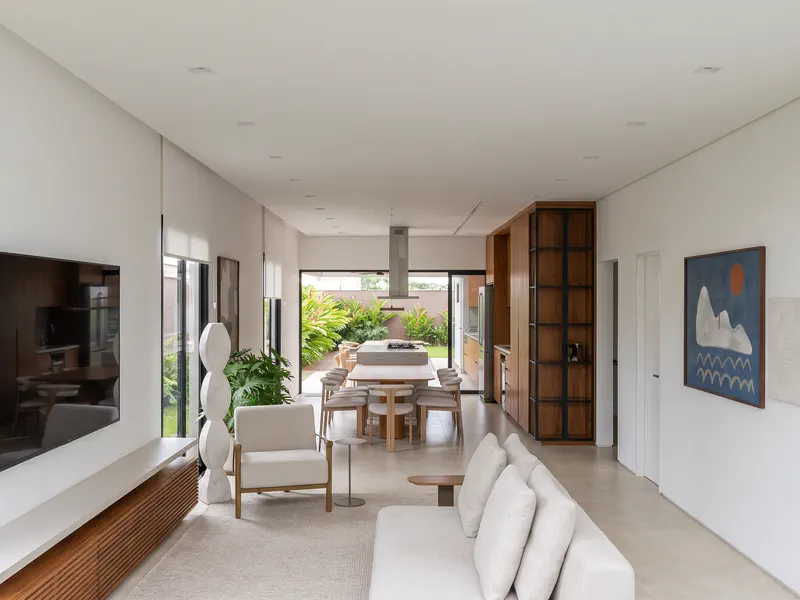 Living e sala de jantar em ambiente integrado, com vista para o jardim